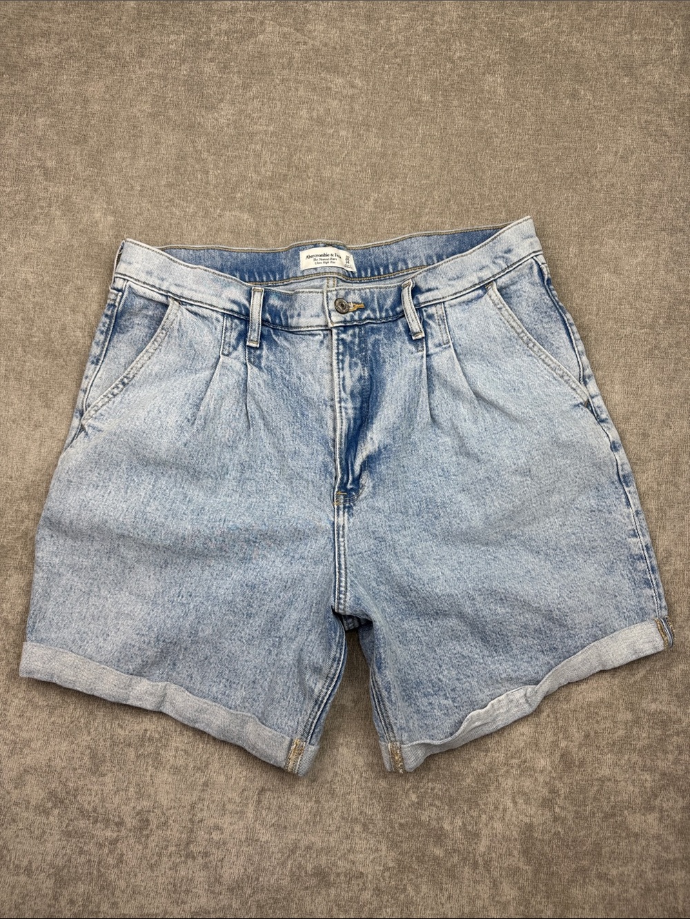 Abercrombie & Fitch Pleated Short Ultra High Rise light denim wash womens 32/14